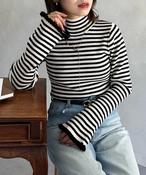 Thevon（ゼボン）の「袖フリルフレアスリーブハイネックニット（ニット/セーター・レディース・レッド/アイボリー/ブラック・FREE）」の2枚目の写真