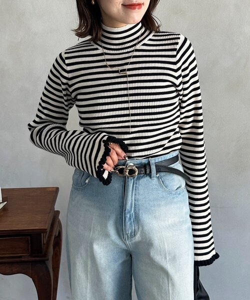 Thevon（ゼボン）の「袖フリルフレアスリーブハイネックニット（ニット/セーター・レディース・レッド/アイボリー/ブラック・FREE）」の4枚目の写真