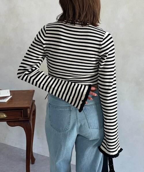 Thevon（ゼボン）の「袖フリルフレアスリーブハイネックニット（ニット/セーター・レディース・レッド/アイボリー/ブラック・FREE）」の6枚目の写真