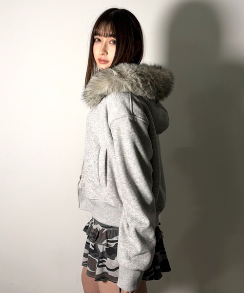.KOM(ドットコム)の「A'GEM/9 × .kom 『.kom/ドットケーオーエム』 【Y2K】フェイクファーフード付きジップアップパーカー(パーカー・レディース・ライトグレー/ブラック・FREE)」の8枚目の写真