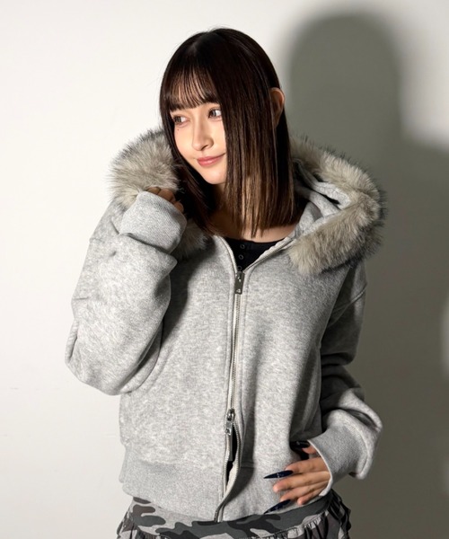 .KOM(ドットコム)の「A'GEM/9 × .kom 『.kom/ドットケーオーエム』 【Y2K】フェイクファーフード付きジップアップパーカー(パーカー・レディース・ライトグレー/ブラック・FREE)」の4枚目の写真
