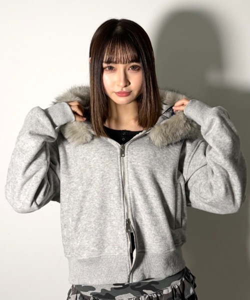 .KOM(ドットコム)の「A'GEM/9 × .kom 『.kom/ドットケーオーエム』 【Y2K】フェイクファーフード付きジップアップパーカー(パーカー・レディース・ライトグレー/ブラック・FREE)」の3枚目の写真