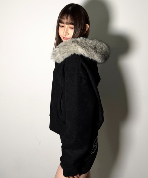 .KOM(ドットコム)の「A'GEM/9 × .kom 『.kom/ドットケーオーエム』 【Y2K】フェイクファーフード付きジップアップパーカー(パーカー・レディース・ライトグレー/ブラック・FREE)」の16枚目の写真
