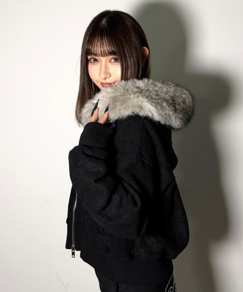 .KOM(ドットコム)の「A'GEM/9 × .kom 『.kom/ドットケーオーエム』 【Y2K】フェイクファーフード付きジップアップパーカー(パーカー・レディース・ライトグレー/ブラック・FREE)」の15枚目の写真