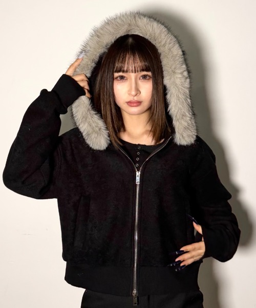 .KOM(ドットコム)の「A'GEM/9 × .kom 『.kom/ドットケーオーエム』 【Y2K】フェイクファーフード付きジップアップパーカー(パーカー・レディース・ライトグレー/ブラック・FREE)」の14枚目の写真