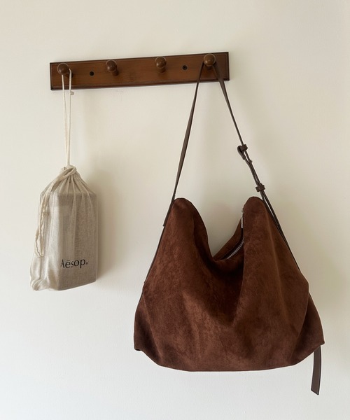 Chiina（チーナ）の「Chiina /【大容量＆A4サイズ収納可】フェイクスエード　シンプルシルエットショルダーバッグ（ショルダーバッグ・レディース・ブラック/ブラウン/ベージュ・FREE）」の3枚目の写真