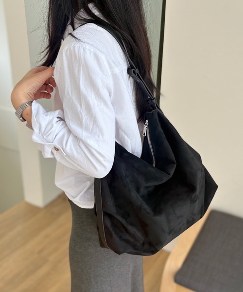 Chiina（チーナ）の「Chiina /【大容量＆A4サイズ収納可】フェイクスエード　シンプルシルエットショルダーバッグ（ショルダーバッグ・レディース・ブラック/ブラウン/ベージュ・FREE）」の2枚目の写真