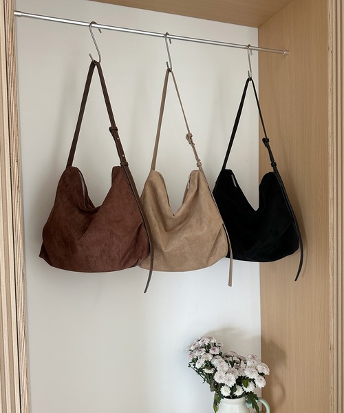 Chiina（チーナ）の「Chiina /【大容量＆A4サイズ収納可】フェイクスエード　シンプルシルエットショルダーバッグ（ショルダーバッグ・レディース・ブラック/ブラウン/ベージュ・FREE）」の4枚目の写真