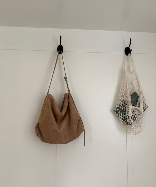 Chiina（チーナ）の「Chiina /【大容量＆A4サイズ収納可】フェイクスエード　シンプルシルエットショルダーバッグ（ショルダーバッグ・レディース・ブラック/ブラウン/ベージュ・FREE）」の5枚目の写真