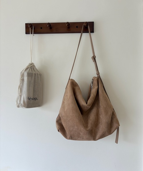 Chiina（チーナ）の「Chiina /【大容量＆A4サイズ収納可】フェイクスエード　シンプルシルエットショルダーバッグ（ショルダーバッグ・レディース・ブラック/ブラウン/ベージュ・FREE）」の6枚目の写真