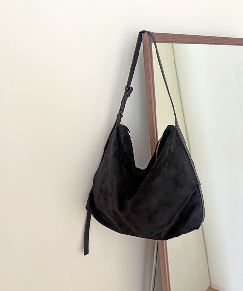 Chiina（チーナ）の「Chiina /【大容量＆A4サイズ収納可】フェイクスエード　シンプルシルエットショルダーバッグ（ショルダーバッグ・レディース・ブラック/ブラウン/ベージュ・FREE）」の7枚目の写真