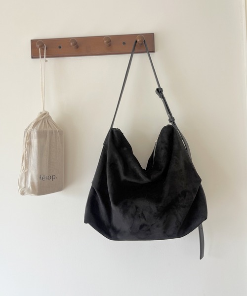 Chiina（チーナ）の「Chiina /【大容量＆A4サイズ収納可】フェイクスエード　シンプルシルエットショルダーバッグ（ショルダーバッグ・レディース・ブラック/ブラウン/ベージュ・FREE）」の8枚目の写真