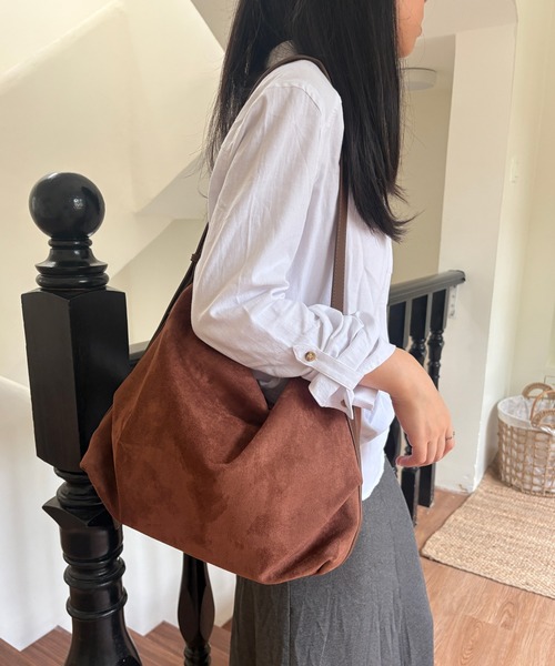 Chiina（チーナ）の「Chiina /【大容量＆A4サイズ収納可】フェイクスエード　シンプルシルエットショルダーバッグ（ショルダーバッグ・レディース・ブラック/ブラウン/ベージュ・FREE）」の9枚目の写真