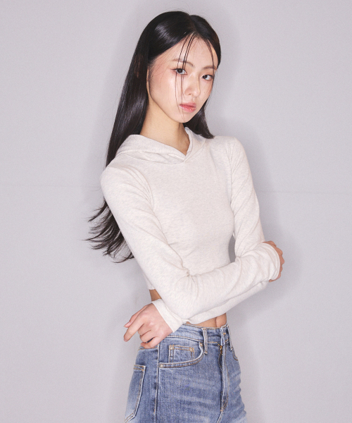 A.R.U（エイアールユー）の「SLIM HOOD CROP TOP（パーカー・レディース・ブラック/レッド/ピンク/アイボリー/オートミール・SMALL/MEDIUM）」の7枚目の写真