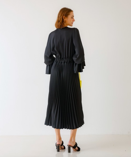 DESIGNWORKS(デザインワークス)の「サテンプリーツドレス(ワンピース・レディース・ブラック・38)」の5枚目の写真
