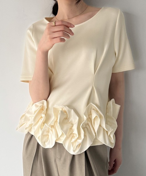 junoah(ジュノア)の「フリル半袖トップス(Tシャツ/カットソー・レディース・ダークベージュ/アイボリー/ブラック・LARGE/MEDIUM/SMALL)」の4枚目の写真