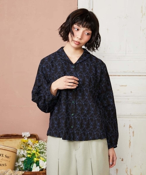 フラワースカラップ総刺繍ブラウス