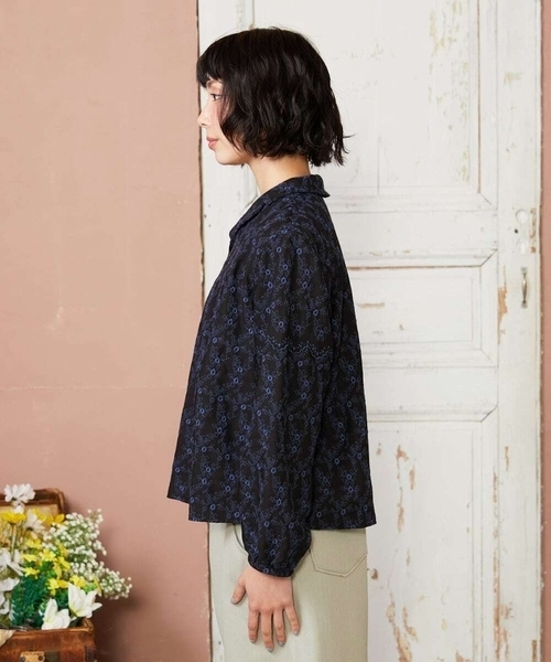フラワースカラップ総刺繍ブラウス
