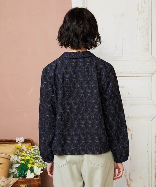 フラワースカラップ総刺繍ブラウス