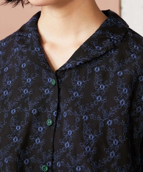 フラワースカラップ総刺繍ブラウス