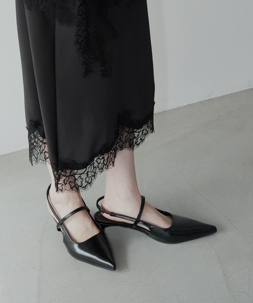 chuclla(チュクラ)の「ストラップライン ポインテッドパンプス chs26s010(パンプス・レディース・ブラック/シルバー・38/37/40/39)」の1枚目の写真