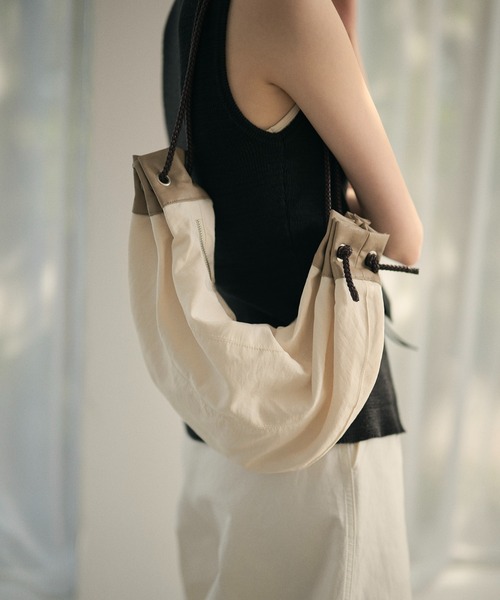 LAULEN(ローレン)の「multiway bicolor drawstring bag /マルチウェイ配色ドローストリングショルダーバッグ(ショルダーバッグ・レディース・アイボリー/カーキ/ベージュ/レッド・FREE)」の11枚目の写真