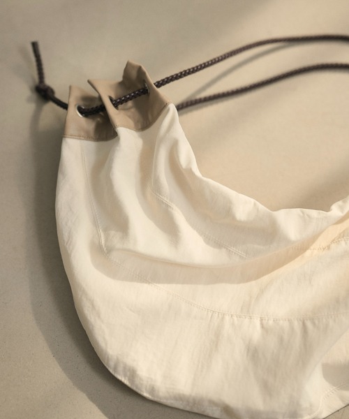 LAULEN(ローレン)の「multiway bicolor drawstring bag /マルチウェイ配色ドローストリングショルダーバッグ(ショルダーバッグ・レディース・アイボリー/カーキ/ベージュ/レッド・FREE)」の17枚目の写真