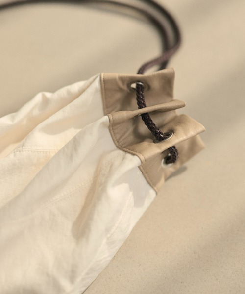 LAULEN(ローレン)の「multiway bicolor drawstring bag /マルチウェイ配色ドローストリングショルダーバッグ(ショルダーバッグ・レディース・アイボリー/カーキ/ベージュ/レッド・FREE)」の18枚目の写真