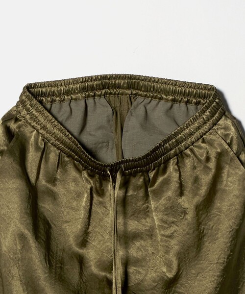 BEAUTY&YOUTH UNITED ARROWS(ビューティーアンドユースユナイテッドアローズ)の「アセテートサテン ワイド イージーパンツ ウォッシャブル(その他パンツ・レディース・ブラック/オリーブ・M/S)」の17枚目の写真
