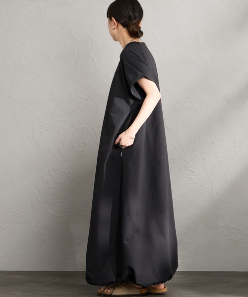 CHUMS（チャムス）の「[CHUMS/チャムス] ワンポイントロゴ シアサッカー マキシ丈ワンピース（ワンピース・レディース・ブラック/グレイッシュベージュ・WM）」の5枚目の写真