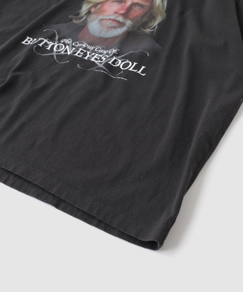 DAIRIKU(ダイリク)の「DAIRIKU / ダイリク "BUTTON EYE DOLL" H-S Tag Tee(Tシャツ/カットソー・メンズ・ブラック・LARGE/MEDIUM/SMALL)」の4枚目の写真