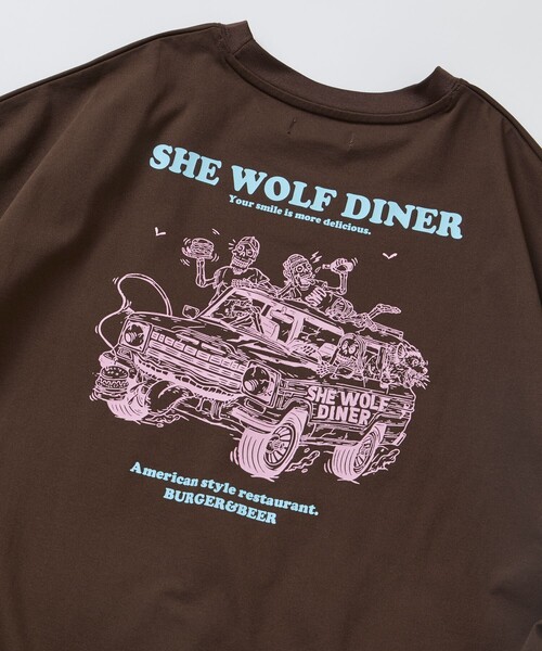 FREAK'S STORE(フリークスストア)の「限定展開 SHE WOLF DINER×FREAK'S STORE/シーウルフダイナー 別注 ビッグシルエット バックプリントTシャツ/抗菌防臭/吸水速乾/UV(Tシャツ/カットソー・メンズ・ホワイト/チャコールグレー/ブラウン・LARGE/SMALL/MEDIUM)」の13枚目の写真