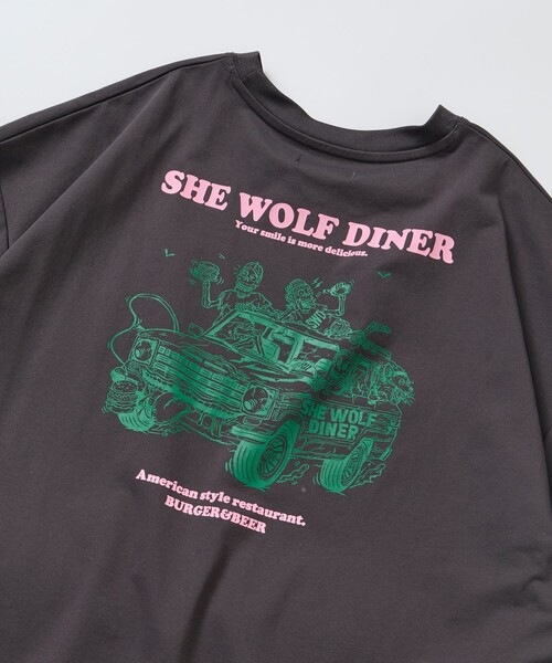 FREAK'S STORE(フリークスストア)の「限定展開 SHE WOLF DINER×FREAK'S STORE/シーウルフダイナー 別注 ビッグシルエット バックプリントTシャツ/抗菌防臭/吸水速乾/UV(Tシャツ/カットソー・メンズ・ホワイト/チャコールグレー/ブラウン・LARGE/SMALL/MEDIUM)」の17枚目の写真