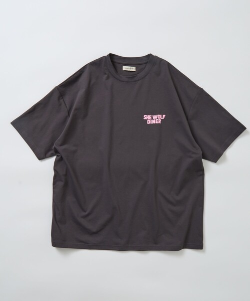 FREAK'S STORE(フリークスストア)の「限定展開 SHE WOLF DINER×FREAK'S STORE/シーウルフダイナー 別注 ビッグシルエット バックプリントTシャツ/抗菌防臭/吸水速乾/UV(Tシャツ/カットソー・メンズ・ホワイト/チャコールグレー/ブラウン・LARGE/SMALL/MEDIUM)」の19枚目の写真