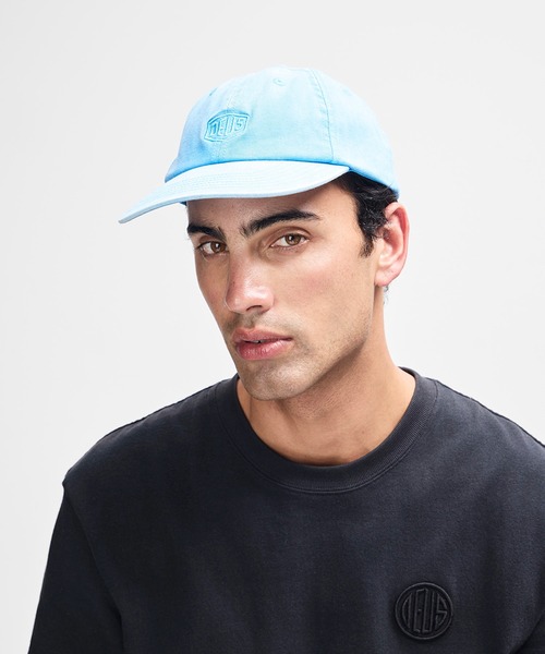 DEUS EX MACHINA(デウスエクスマキナ)の「SHIELD GARMENT DYED DAD CAP(キャップ・メンズ・ライトブルー/ブルー・OS)」の2枚目の写真