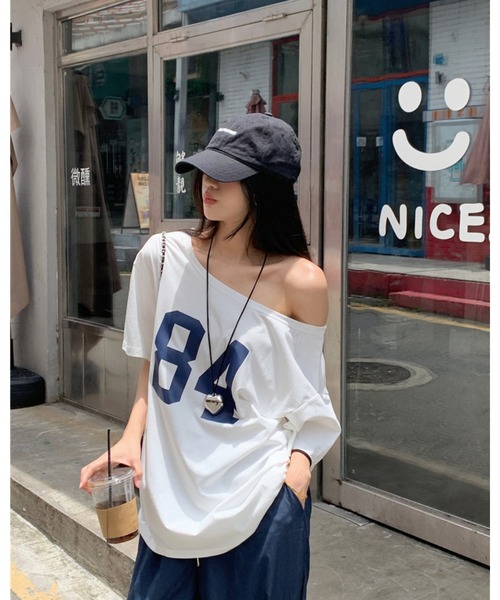 CHEER（チアー）の「オーバーサイズ ナンバリング オフショルTシャツ（Tシャツ/カットソー・レディース・ダークブルー/ホワイト・FREE）」の3枚目の写真