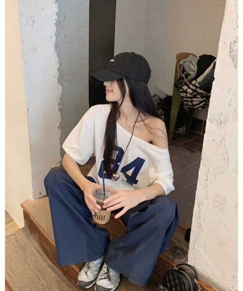 CHEER（チアー）の「オーバーサイズ ナンバリング オフショルTシャツ（Tシャツ/カットソー・レディース・ダークブルー/ホワイト・FREE）」の12枚目の写真