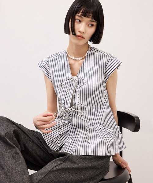 ADAM ET ROPE'(アダムエロペ)の「【定番】タックフレアジレブラウス(シャツ/ブラウス・レディース・ブルー系その他/ベージュ系その他/ホワイト・FREE)」の3枚目の写真