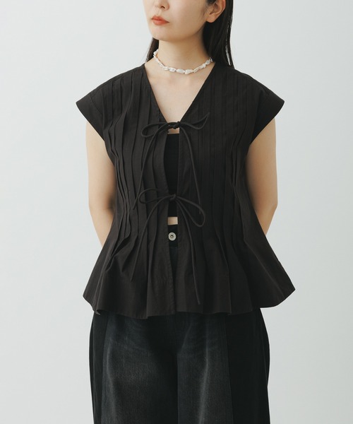 ADAM ET ROPE'(アダムエロペ)の「【定番】タックフレアジレブラウス(シャツ/ブラウス・レディース・ブルー系その他/ベージュ系その他/ホワイト/ブラック・FREE)」の3枚目の写真