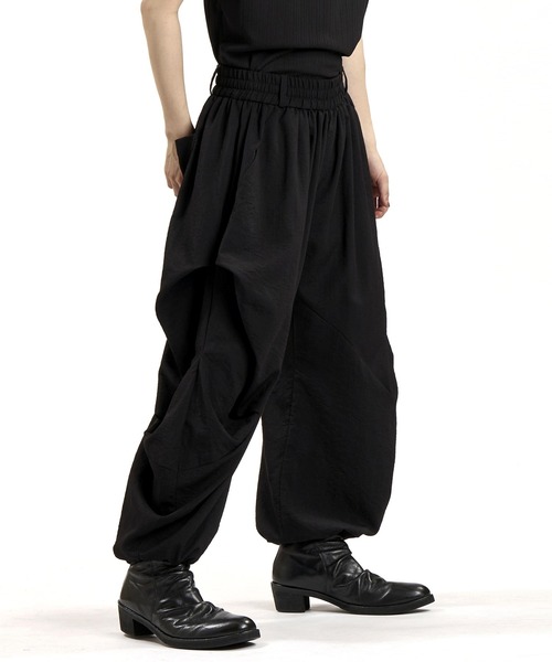 NO ID.(ノーアイディ)の「【NO ID.】Linen Touch Gathered Drape Easy Trousers / リネン タッチ ギャザー ドレープ イージー トラウザーズ(その他パンツ・メンズ・ブラック/グレー・1/2)」の2枚目の写真