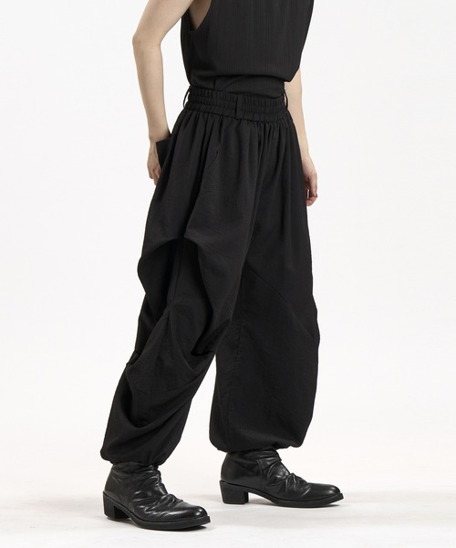NO ID.(ノーアイディ)の「【NO ID.】Linen Touch Gathered Drape Easy Trousers / リネン タッチ ギャザー ドレープ イージー トラウザーズ(その他パンツ・メンズ・ブラック/グレー・1/2)」の5枚目の写真