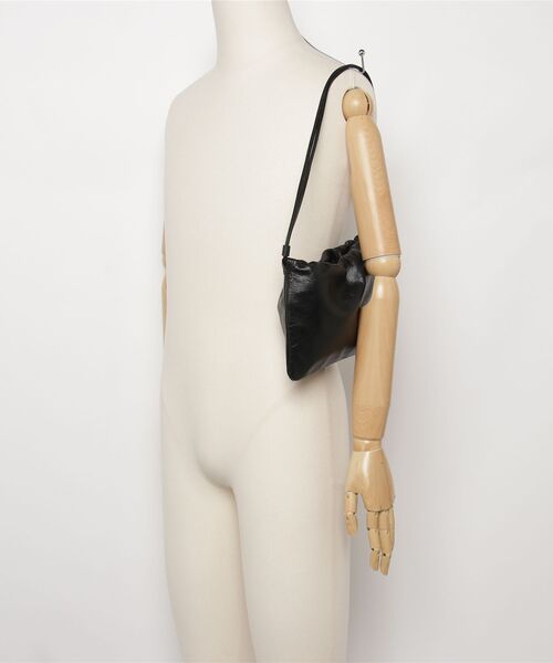 TODAYFUL(トゥデイフル)の「Drawstring Leather Bag 12611020(ショルダーバッグ・メンズ・ブラウン/ブラック・FREE)」の3枚目の写真