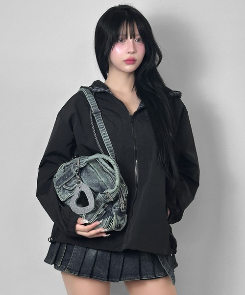 FOLLOWIN(フォロウィン)の「【ハート鏡チャーム付き】ポケットデニム2WAYバッグ【動画あり】(ショルダーバッグ・レディース・ブルー/ブラック・FREE)」の5枚目の写真
