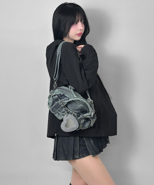 FOLLOWIN(フォロウィン)の「【ハート鏡チャーム付き】ポケットデニム2WAYバッグ【動画あり】(ショルダーバッグ・レディース・ブルー/ブラック・FREE)」の6枚目の写真