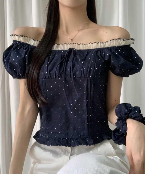 WESTSEA(ウエストシー)の「ドット柄 オフショルダートップス / パフスリーブ シャーリングブラウス ショート丈 シュシュ付き(シャツ/ブラウス・レディース・ネイビー/アイボリー・FREE)」の3枚目の写真