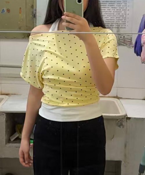 AsheKsha(アシクシャ)の「三色の水玉模様オフショルダーフェイクツーピーストップス(Tシャツ/カットソー・レディース・グリーン/イエロー/ネイビー・M)」の4枚目の写真