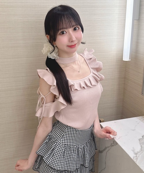 INGNI(イング)の「チョーカー付肩開きフリルトップス(ニット/セーター・レディース・ブラック/ピンク/アイボリー・M)」の3枚目の写真