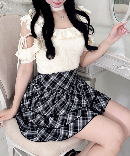 INGNI(イング)の「チョーカー付肩開きフリルトップス(ニット/セーター・レディース・ブラック/ピンク/アイボリー・M)」の2枚目の写真