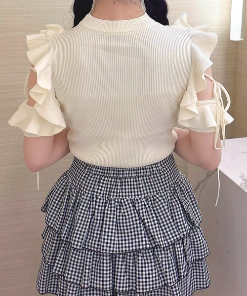 INGNI(イング)の「チョーカー付肩開きフリルトップス(ニット/セーター・レディース・ブラック/ピンク/アイボリー・M)」の14枚目の写真