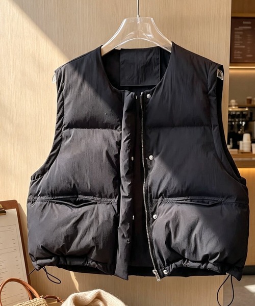LUCPY（ラクピー）の「ノーカラー中綿ベスト（ベスト・レディース・ブラック/ホワイト・MEDIUM/SMALL/LARGE）」の2枚目の写真